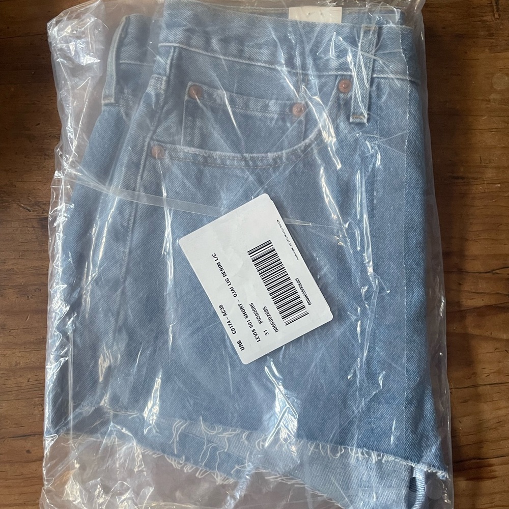 Levi’s 501 Original Cutoff Denim Short - Picture 2 of 3